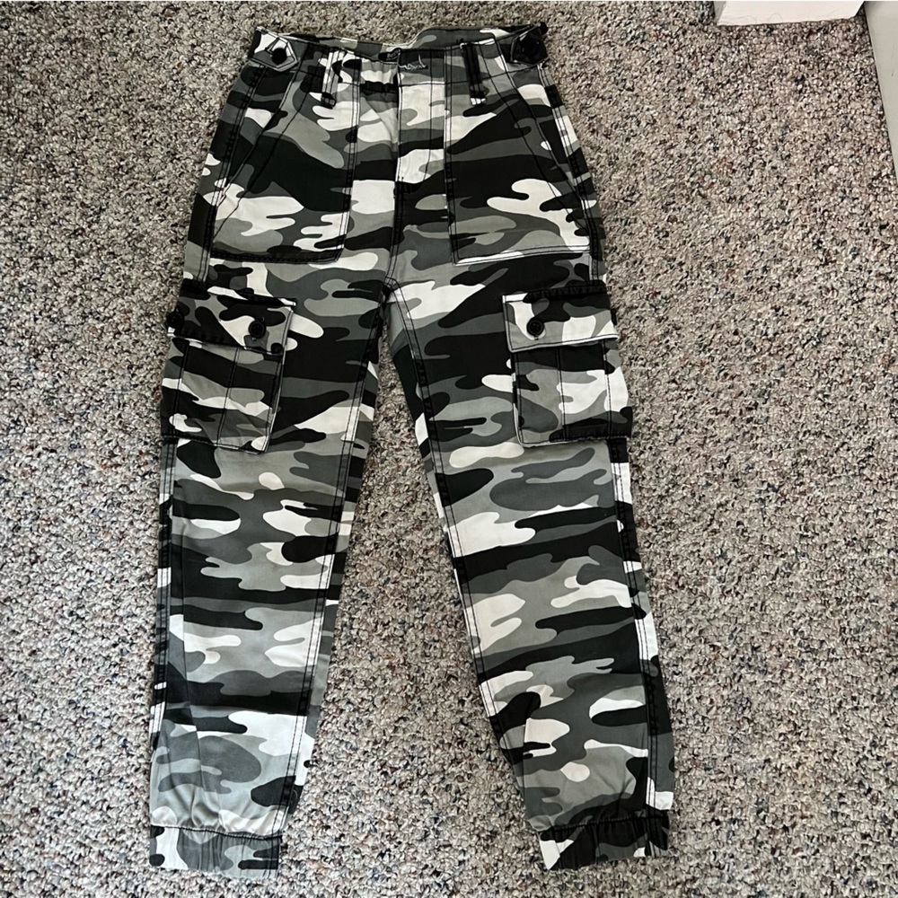 Cropped cargo pants